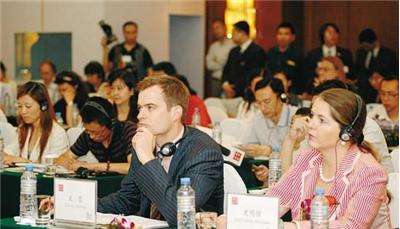 日語同聲翻譯一天要多少錢？翻譯團隊要幾個人？